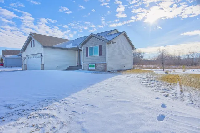 $276,400 | 845 Mallard Avenue, Winsted, MN 55395