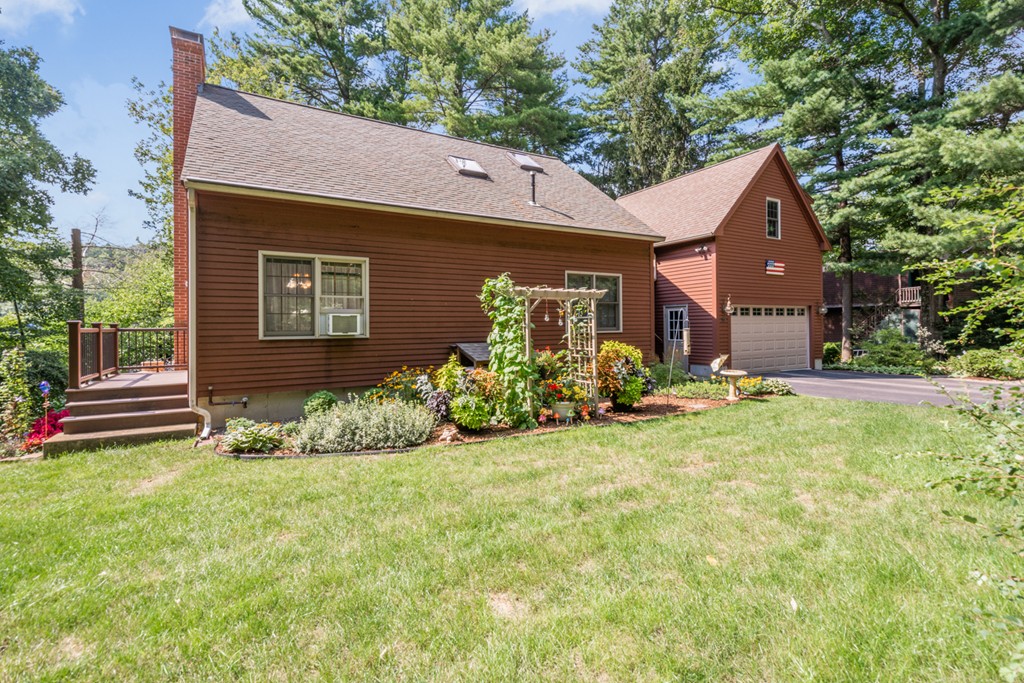 39 Bennetts Road Sturbridge, MA 01566 - Photo 3 of 30