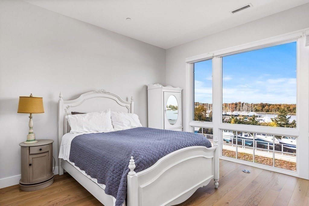 10 Shipyard Drive, Unit 312 Hingham, MA 02043 - Photo 19 of 35 a bedroom with a large bed and a large window