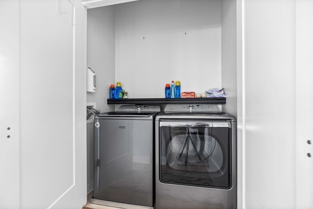 10 Shipyard Drive, Unit 312 Hingham, MA 02043 - Photo 23 of 35 a kitchen with a stove and a refrigerator