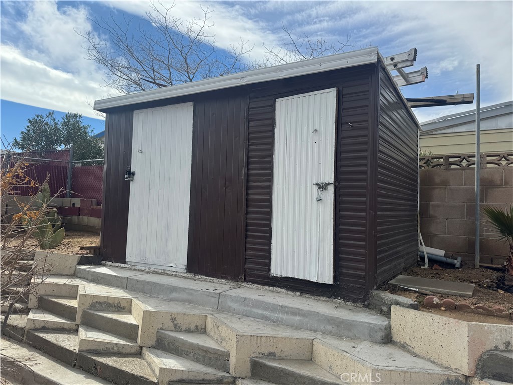 13870 Rodeo Drive Victorville, CA 92395 - Photo 16 of 22 a backyard of a house