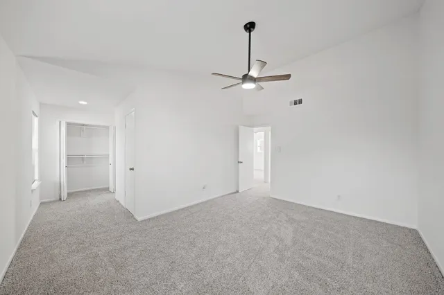 a view of empty room with a ceiling fan