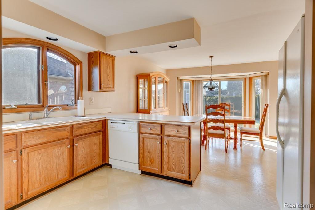 385 Buttercup Drive Rochester Hills, MI 48307 - Photo 11 of 33