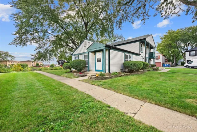 a view of a yard in front of house