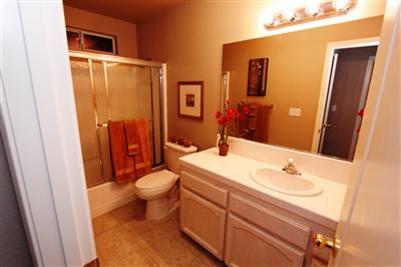 21779 Valley View Road Madera, CA 93638 - Photo 5 of 17 Hall bathroom