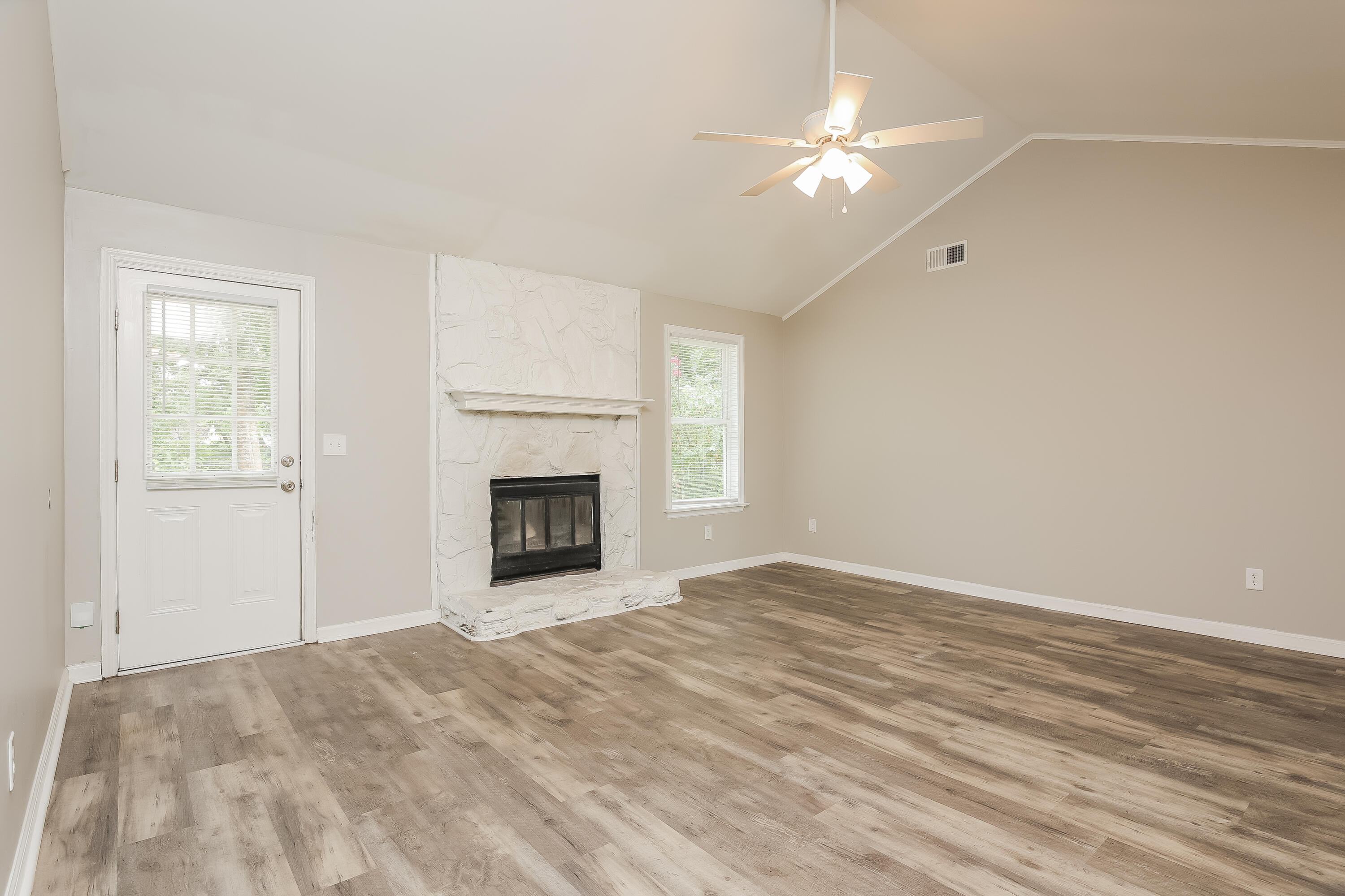 106 Wheeler Road Summerville, SC 29486 - Photo 3 of 15 002-photo-living-room-14008198