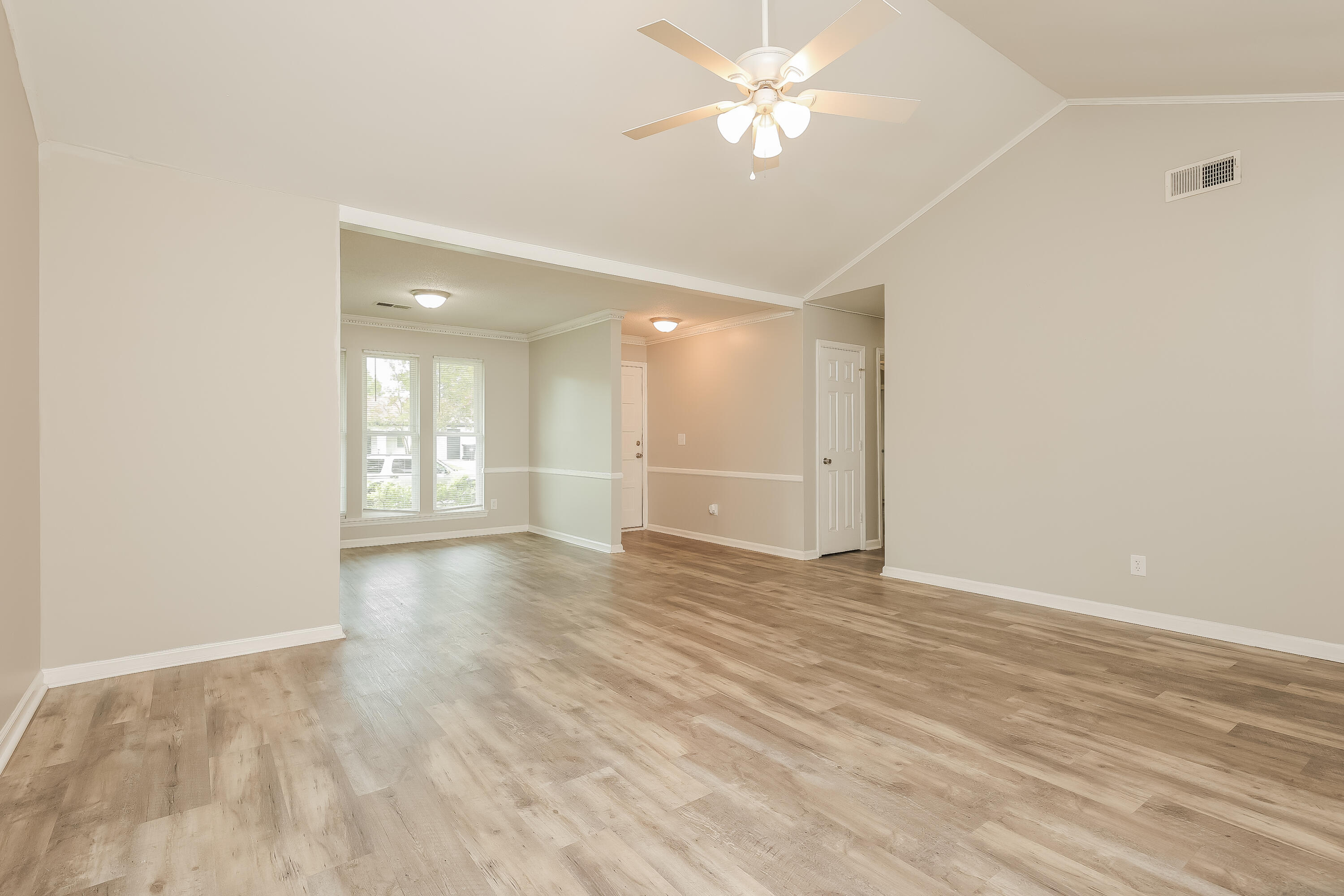 106 Wheeler Road Summerville, SC 29486 - Photo 4 of 15 003-photo-living-room-14008201