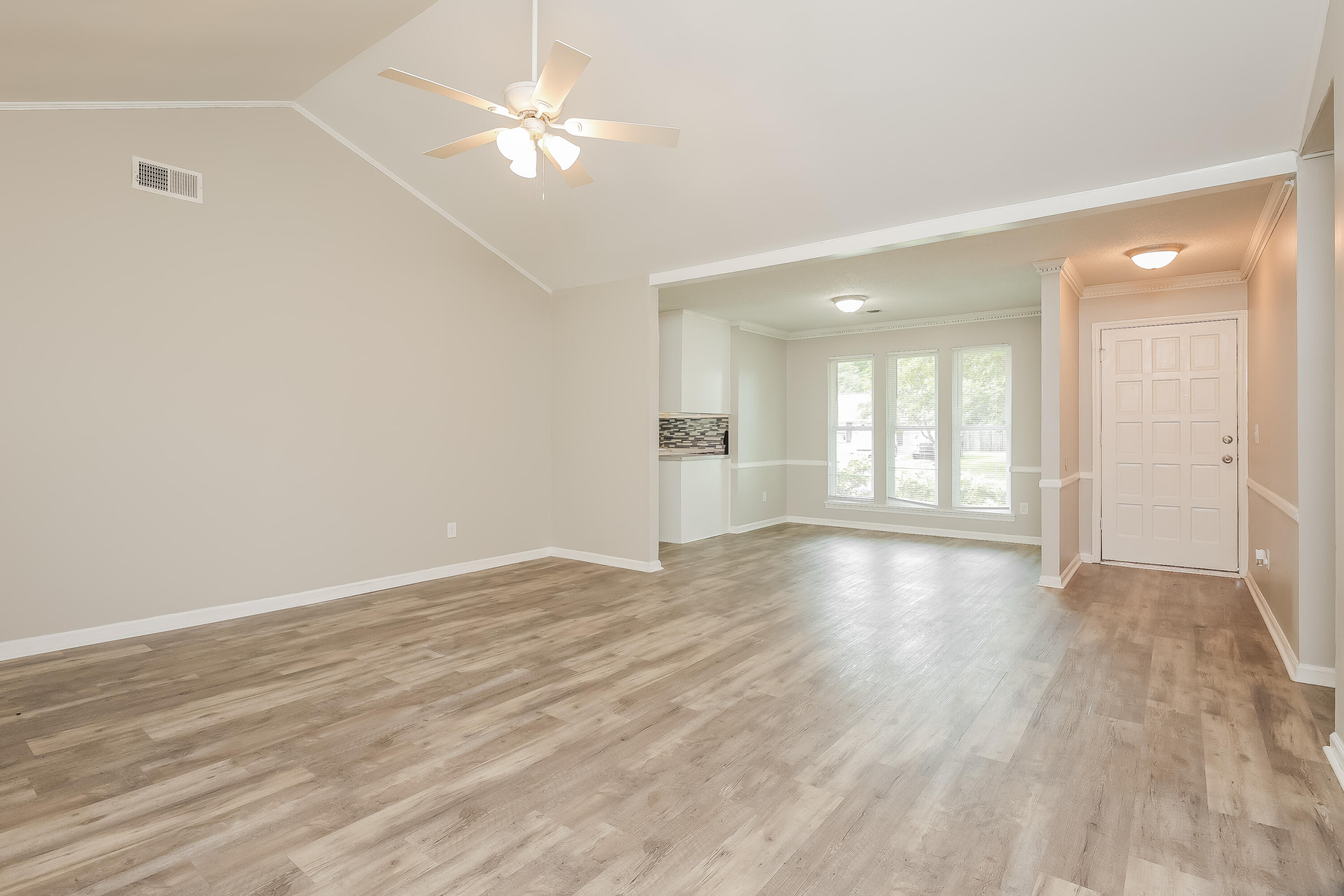106 Wheeler Road Summerville, SC 29486 - Photo 5 of 15 004-photo-living-room-14008205