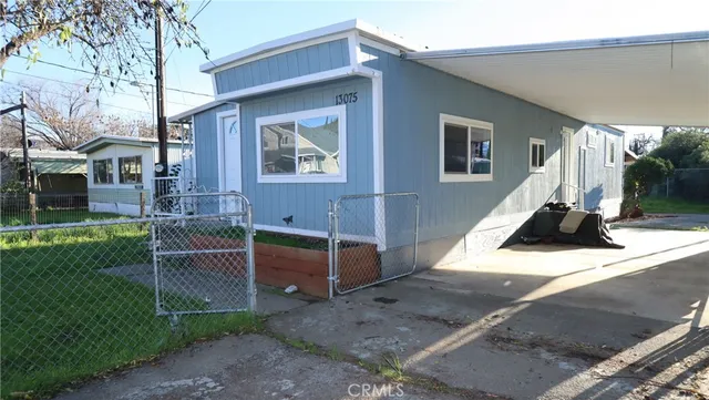 a view of a house with backyard