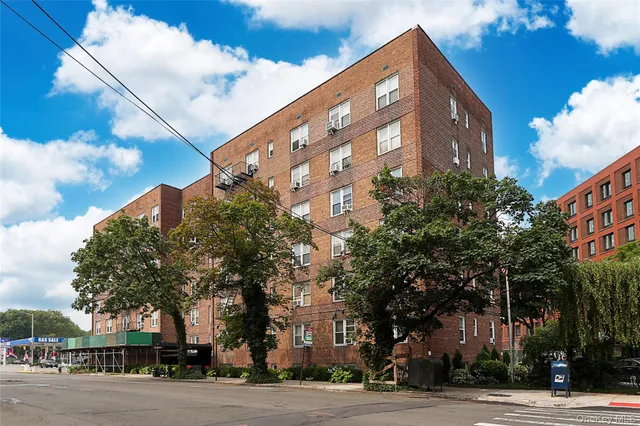 $1,950 | 75-10 Yellowstone Boulevard, Unit 4E | Rego Park