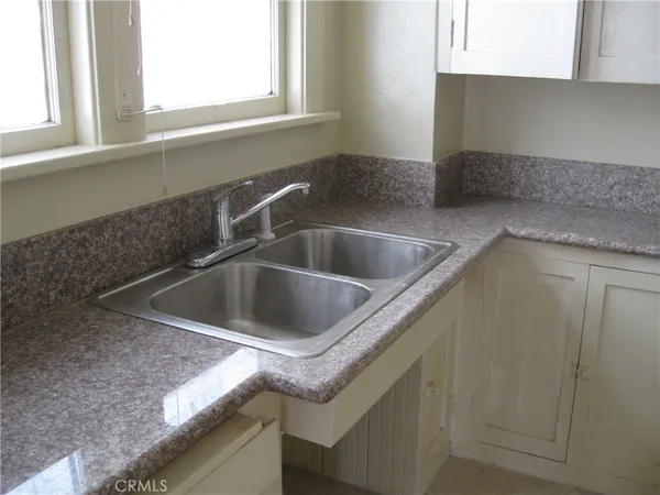 $1,950 | 311 East 4th Street, Long Beach, CA 90802