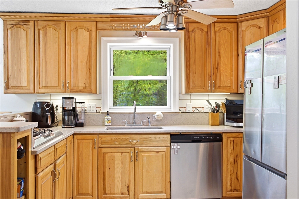 616 Cooley Street Springfield, MA 01128 - Photo 10 of 37