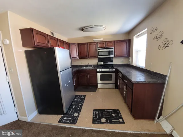 an empty room with an empty space