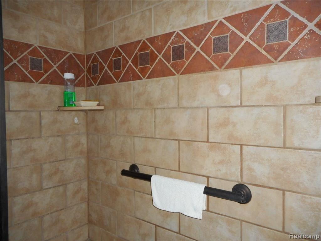 17544 Clark Street Riverview, MI 48193 - Photo 36 of 61 FULL CERAMIC BATH