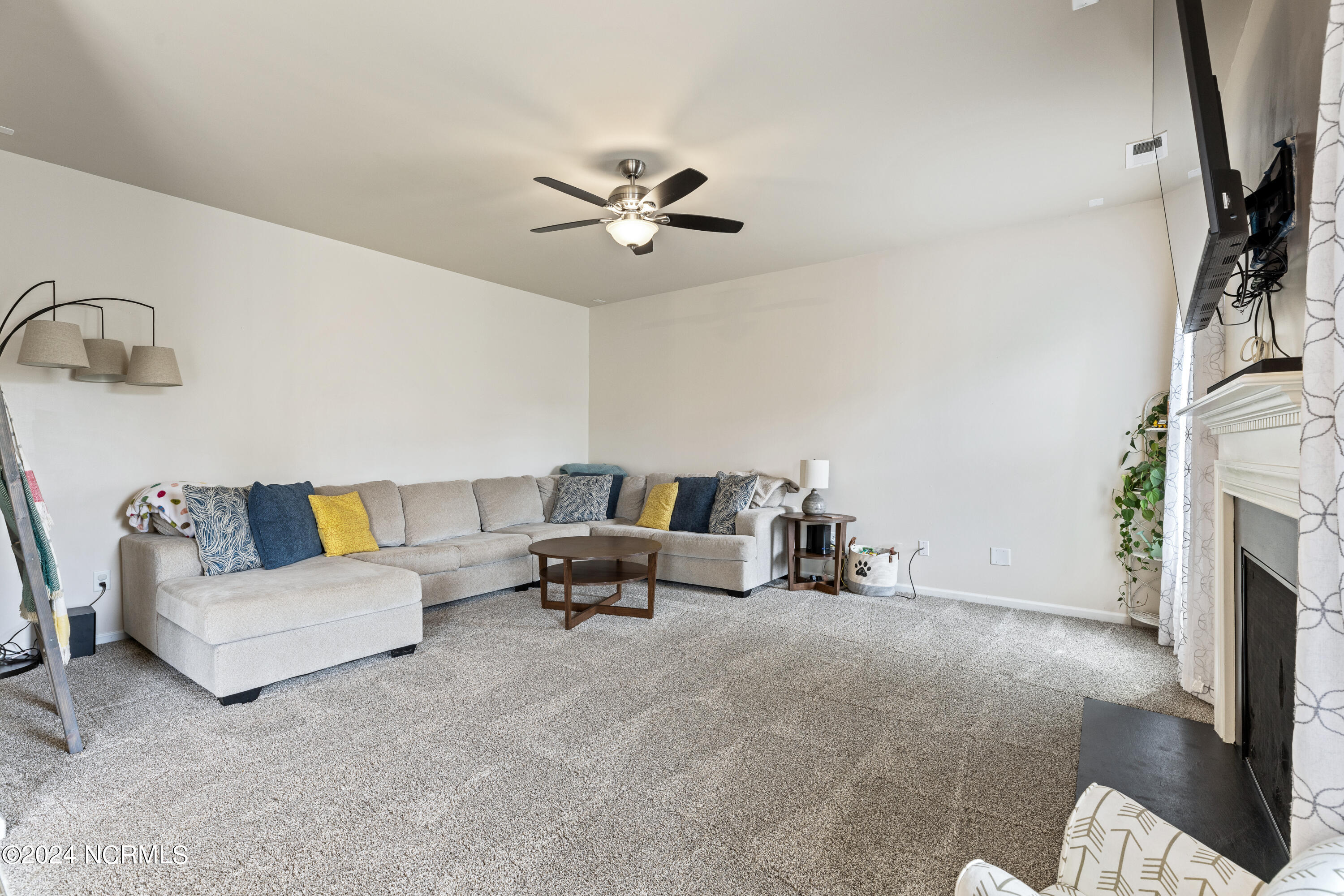 326 Kingston Road Jacksonville, NC 28546 - Photo 22 of 69 326 Kingston Rd - Living Room