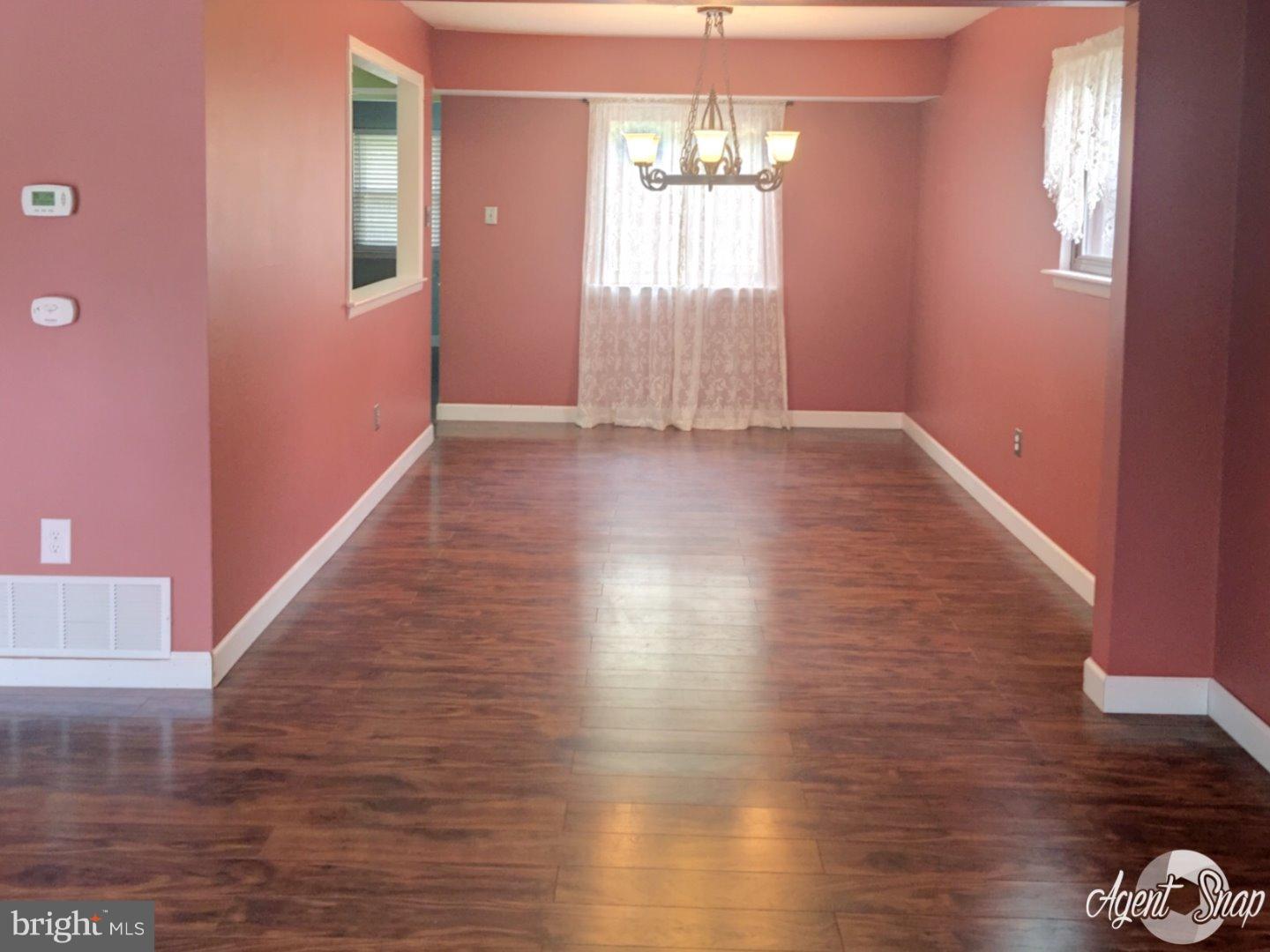 7 King James Road Williamstown, NJ 08094 - Photo 2 of 17 Living Room