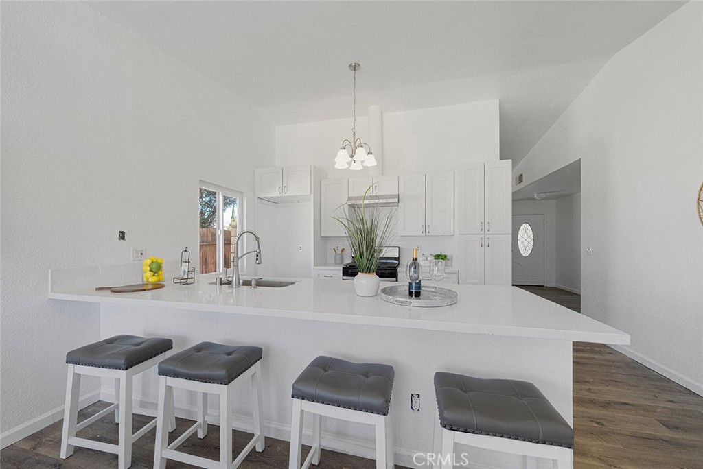 917 Renee Street Redlands, CA 92374 - Photo 13 of 26 Roomy peninsula with quartz counter and sink. Seating can be upto 4 comfortably.