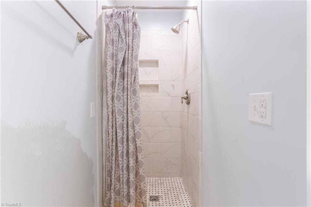 2103 Rolling Road Greensboro, NC 27403 - Photo 12 of 28 Gallery Image 12