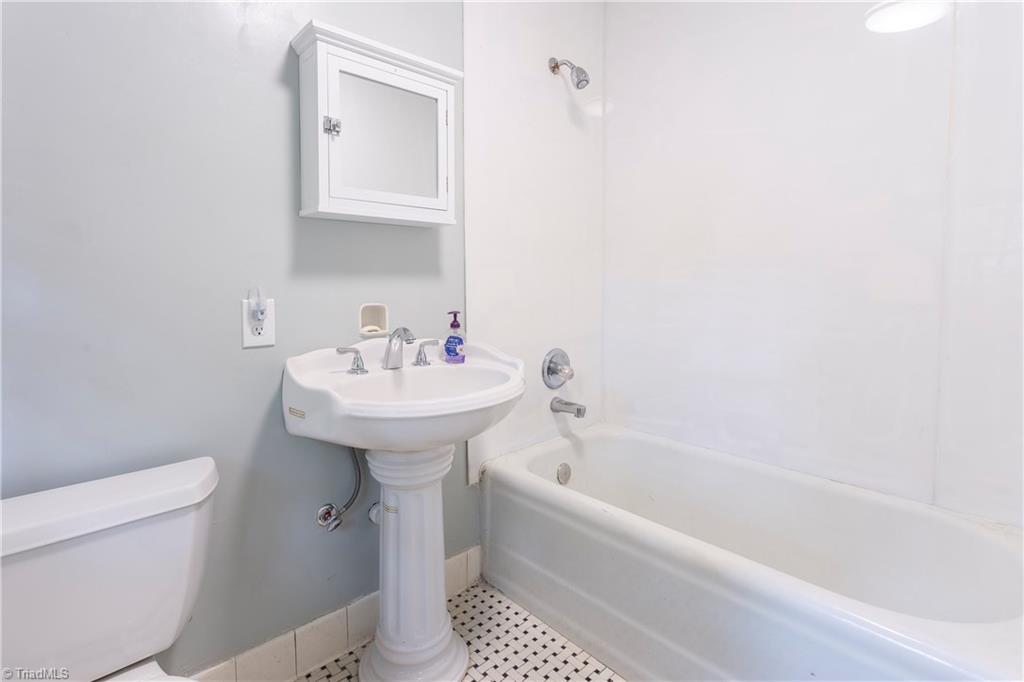2103 Rolling Road Greensboro, NC 27403 - Photo 20 of 28 Second floor full bathroom