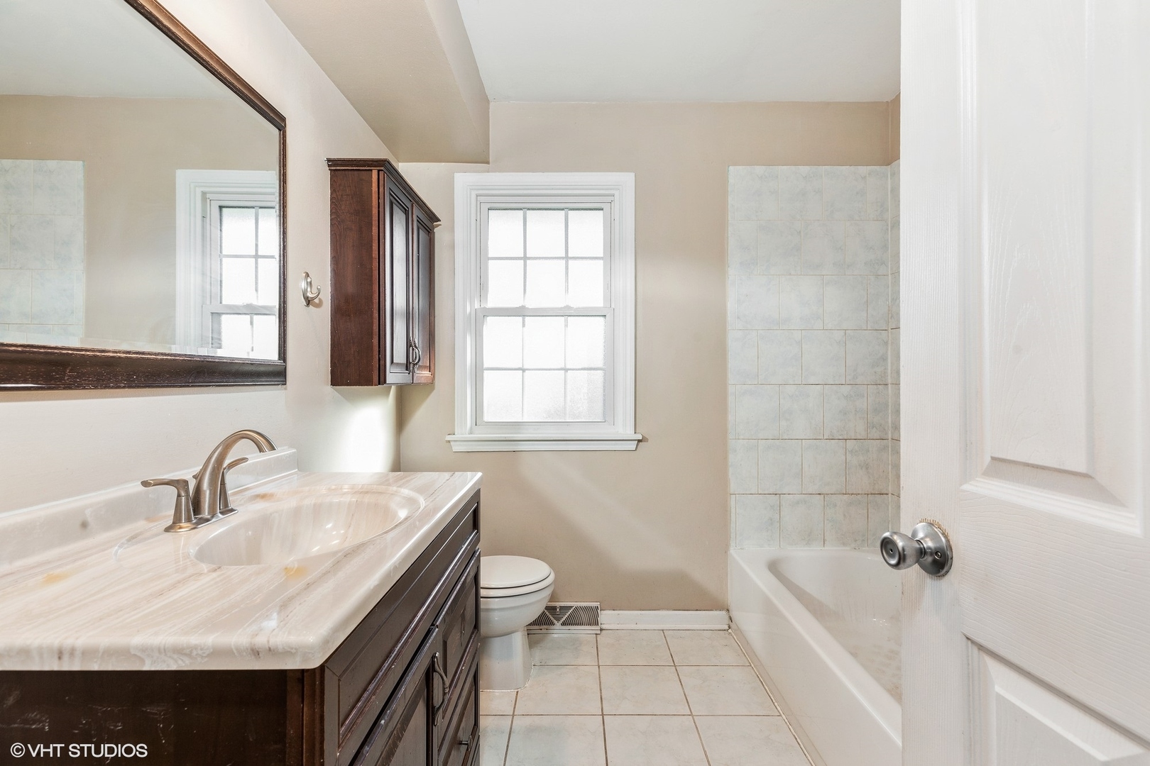 939 Maple Road Flossmoor, IL 60422 - Photo 14 of 23 a bathroom with a sink toilet and tub