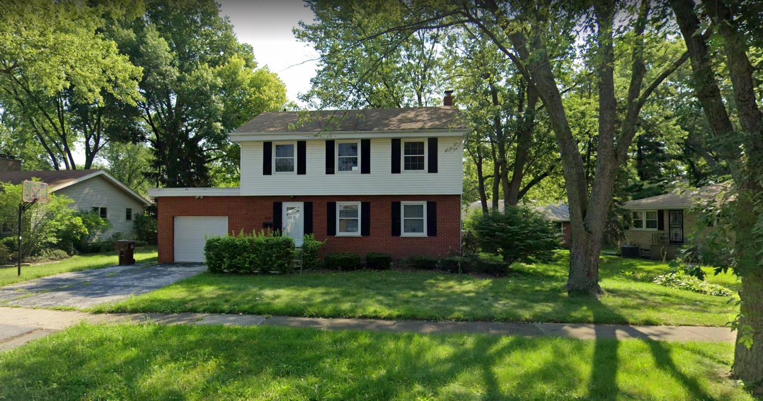 939 Maple Road Flossmoor, IL 60422 - Photo 20 of 23 a front view of a house with a yard and trees