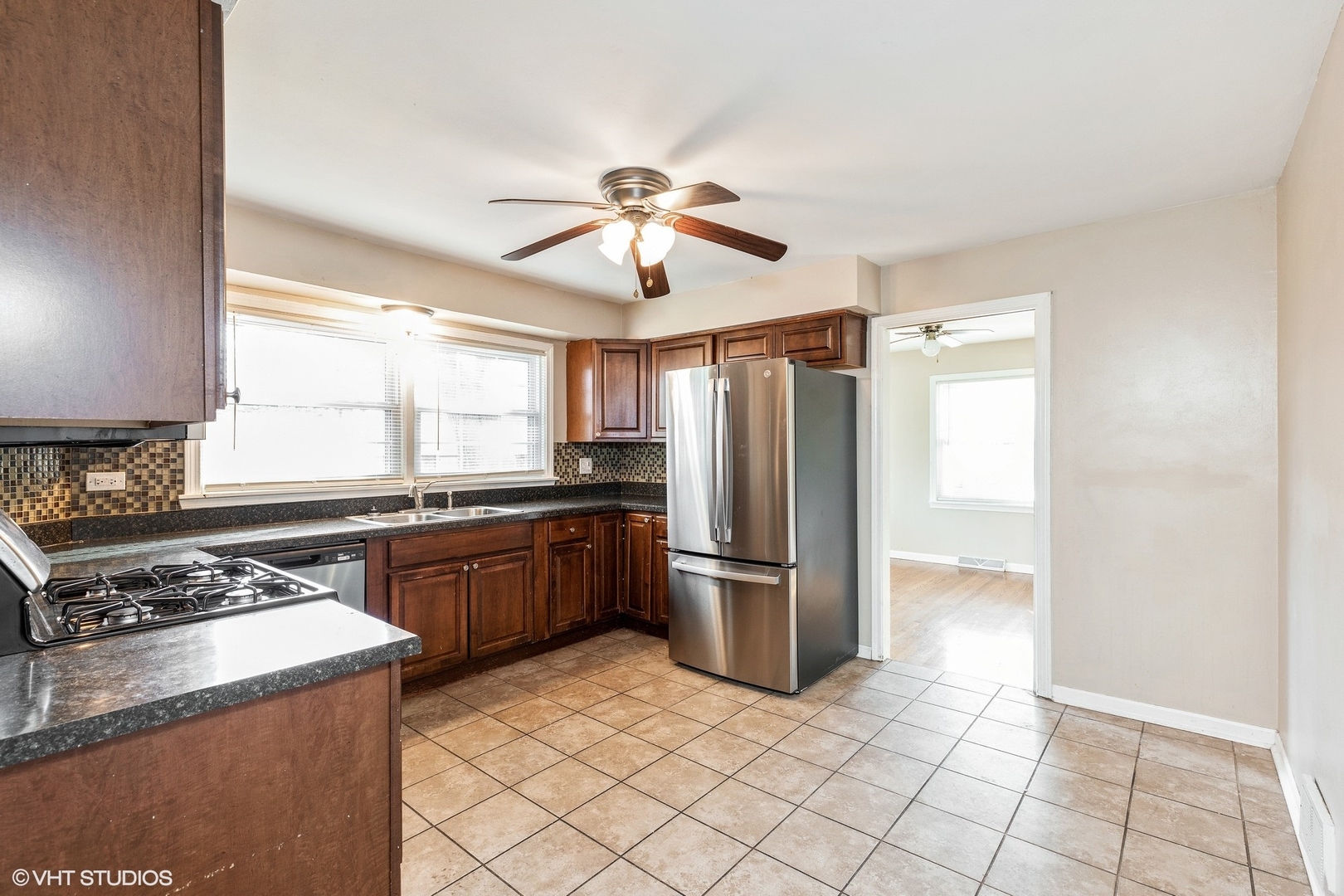 939 Maple Road Flossmoor, IL 60422 - Photo 4 of 23 a kitchen with a stove a refrigerator and a cabinets