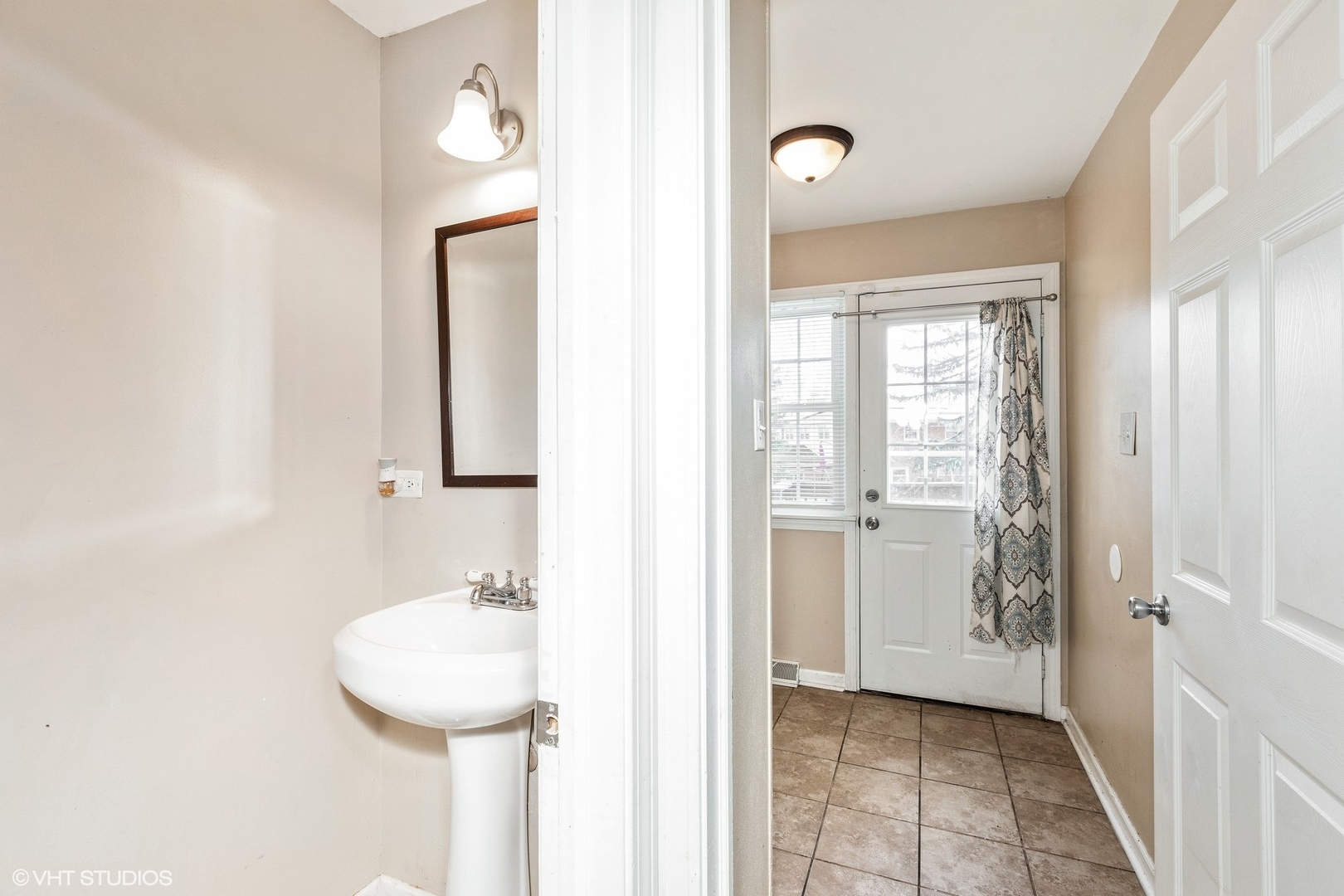 939 Maple Road Flossmoor, IL 60422 - Photo 8 of 23 a bathroom with a sink and a mirror