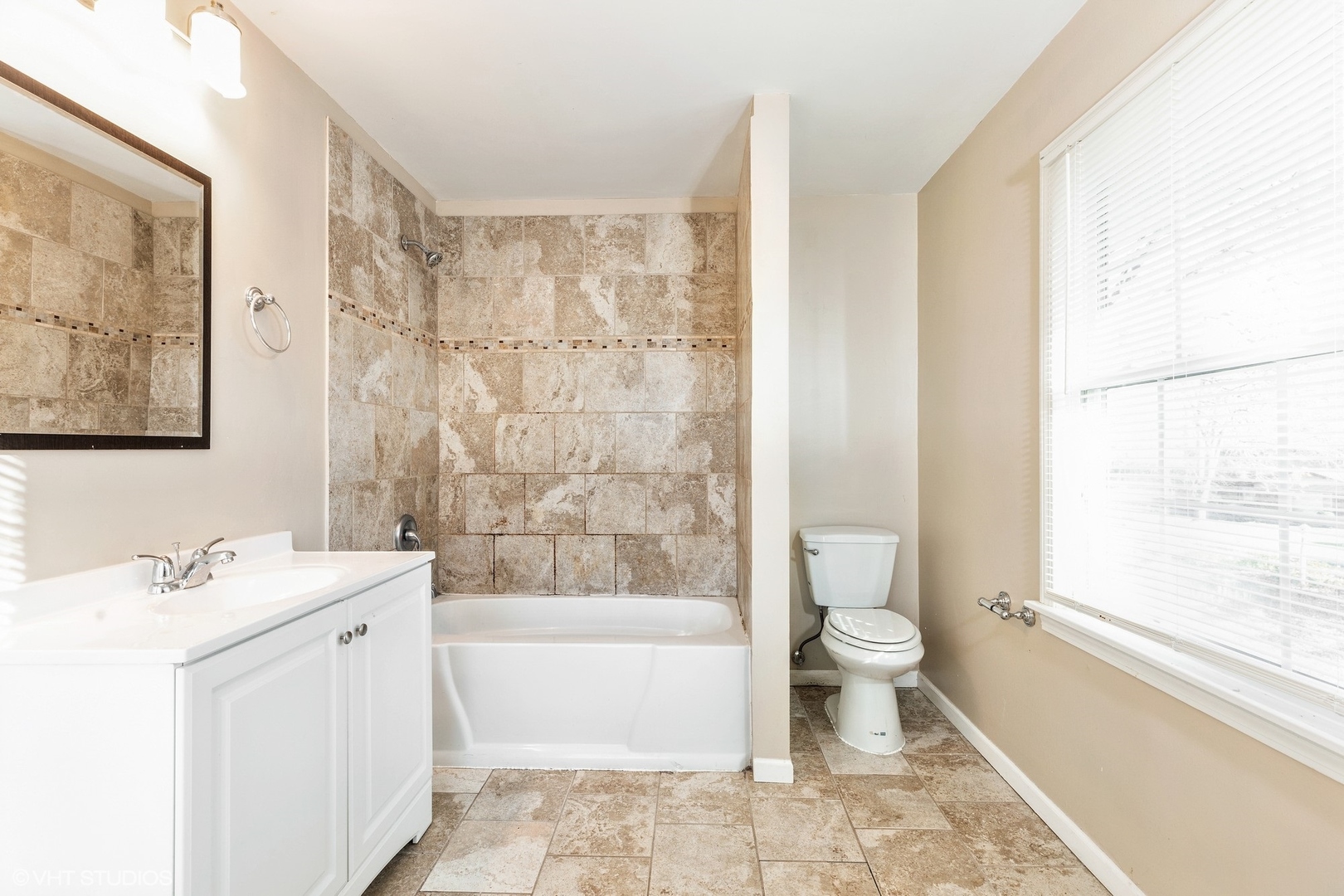 939 Maple Road Flossmoor, IL 60422 - Photo 10 of 23 a bathroom with a sink a toilet and a bathtub