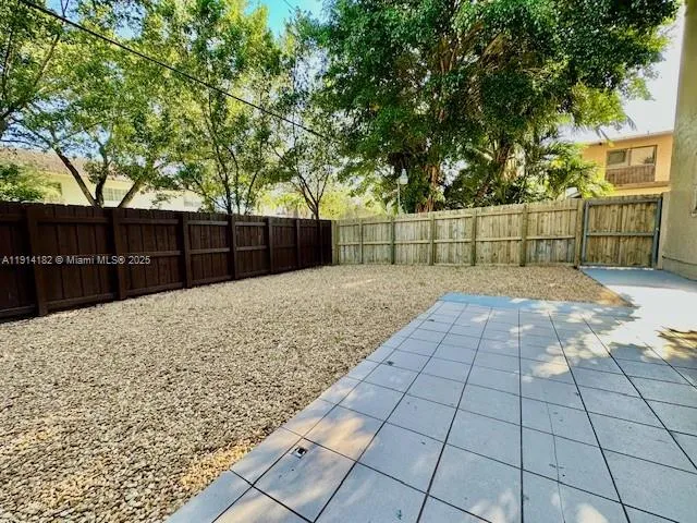 a view of a backyard