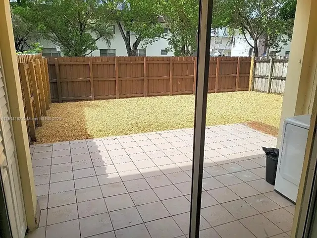 a view of a backyard