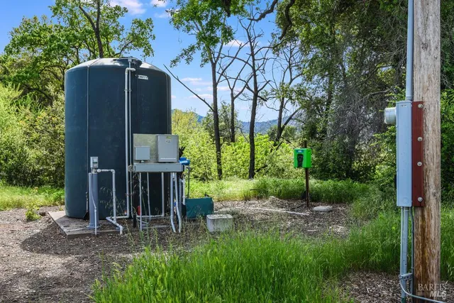 a view of a back yard