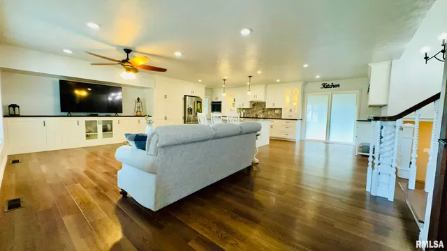 $319,900 | 1209 Election Drive, Benton, IL 62812