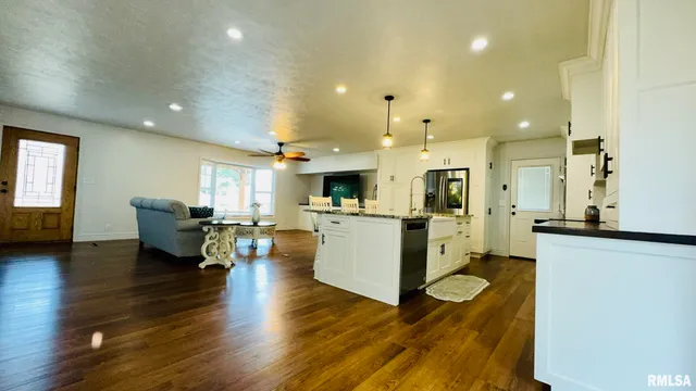 $319,900 | 1209 Election Drive, Benton, IL 62812