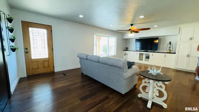 $319,900 | 1209 Election Drive, Benton, IL 62812