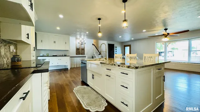 $319,900 | 1209 Election Drive, Benton, IL 62812