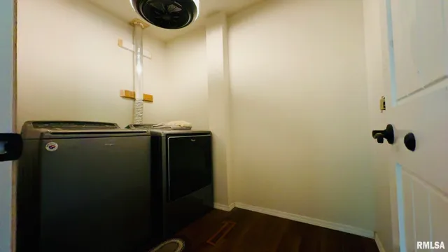 $319,900 | 1209 Election Drive, Benton, IL 62812