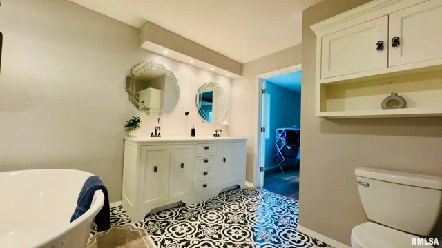 $319,900 | 1209 Election Drive, Benton, IL 62812