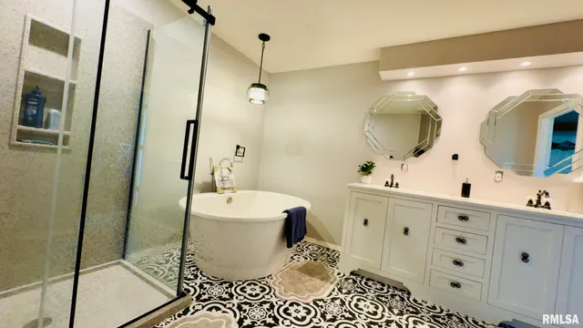 $319,900 | 1209 Election Drive, Benton, IL 62812