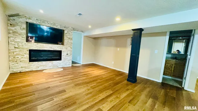 $319,900 | 1209 Election Drive, Benton, IL 62812