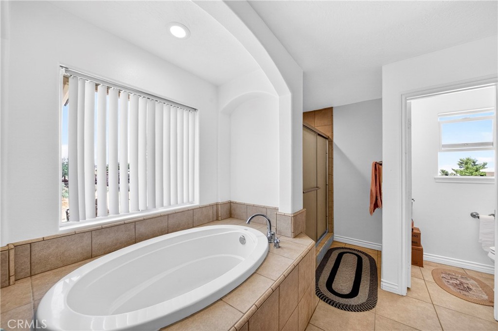 9562 Cambria Road Phelan, CA 92371 - Photo 39 of 55 Mater bathtub.