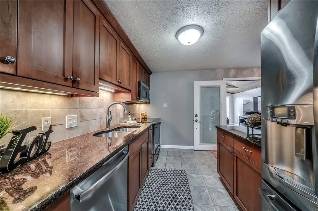 502 Aten Road Coraopolis, PA 15108 - Photo 6 of 25 Gallery Image 6