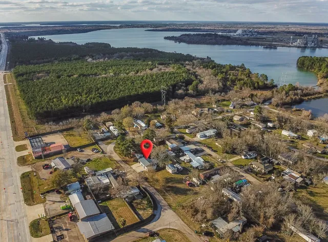 a view of aerial view of a house with a lake