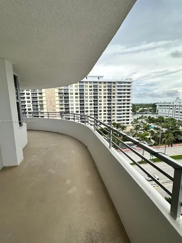 $500,000 | 5555 Collins Avenue, Unit 10B, Miami Beach, FL 33140