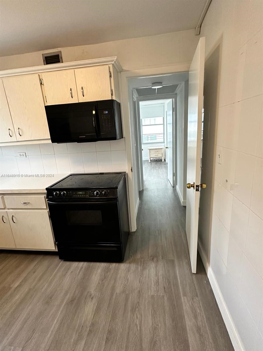 5555 Collins Avenue, Unit 10B Miami Beach, FL 33140 - Photo 37 of 38