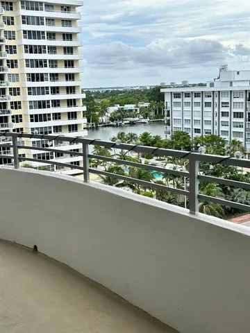 $500,000 | 5555 Collins Avenue, Unit 10B, Miami Beach, FL 33140