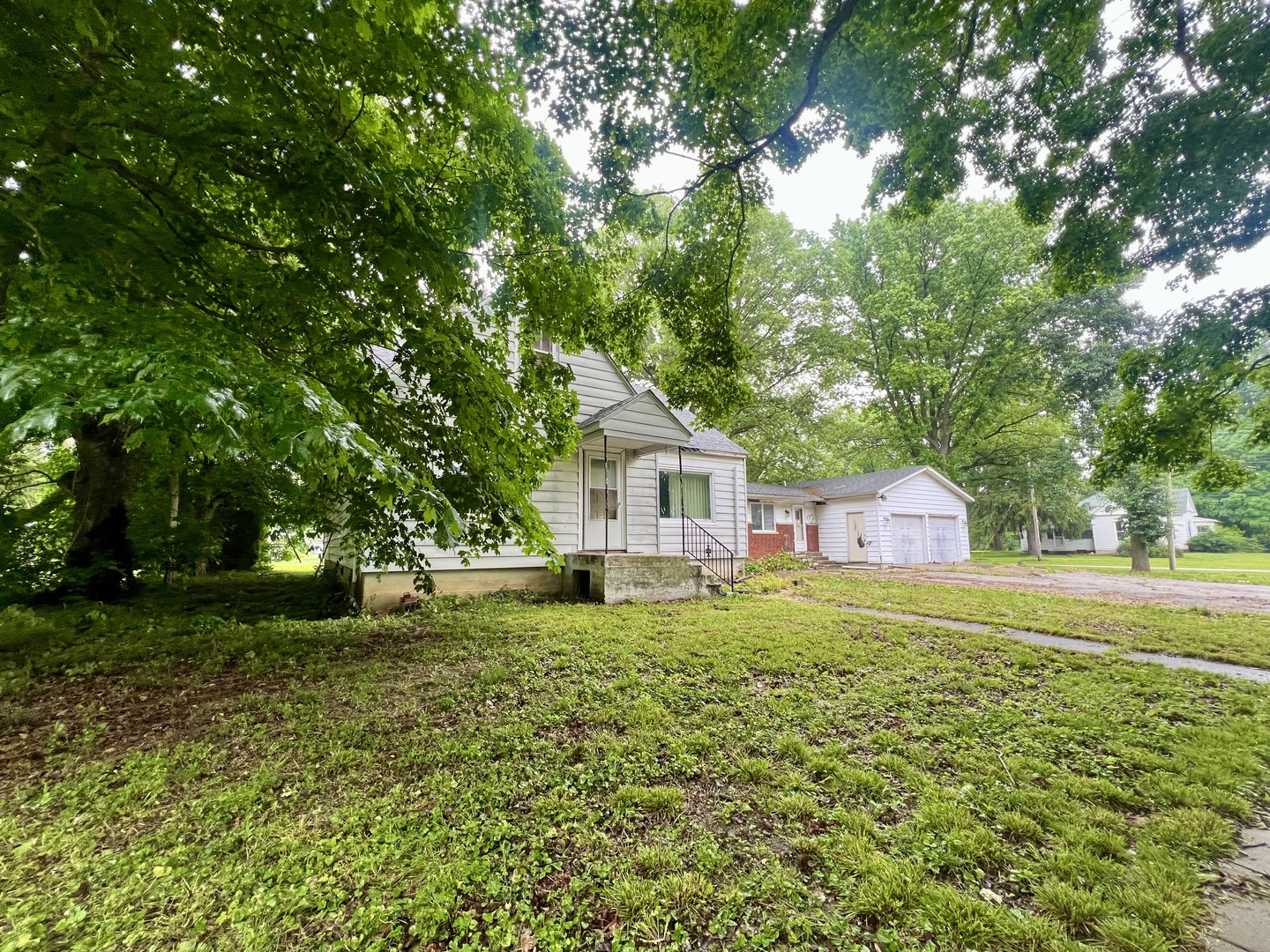 103 2nd Street Broadlands, IL 61816 - Photo 34 of 37 a house view with a garden space