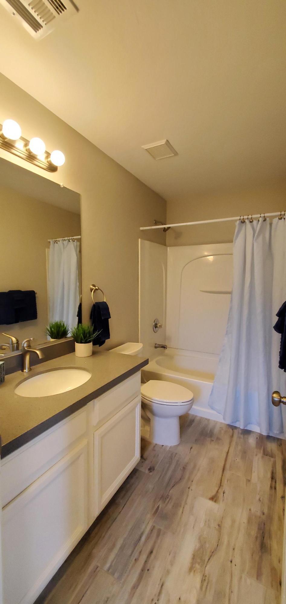 4218 West Carter Road Phoenix, AZ 85041 - Photo 21 of 26 Upstairs hall bathroom