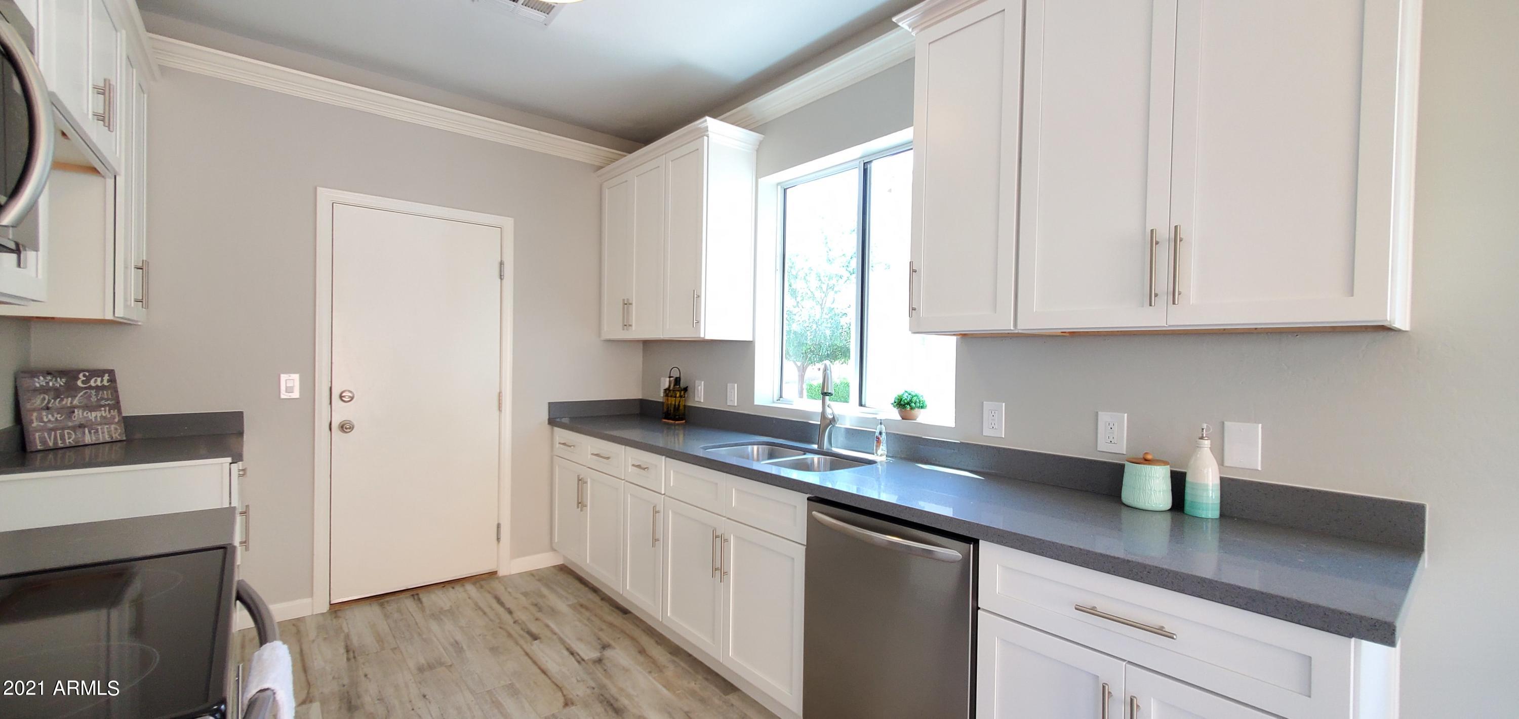 4218 West Carter Road Phoenix, AZ 85041 - Photo 9 of 26 Kitchen