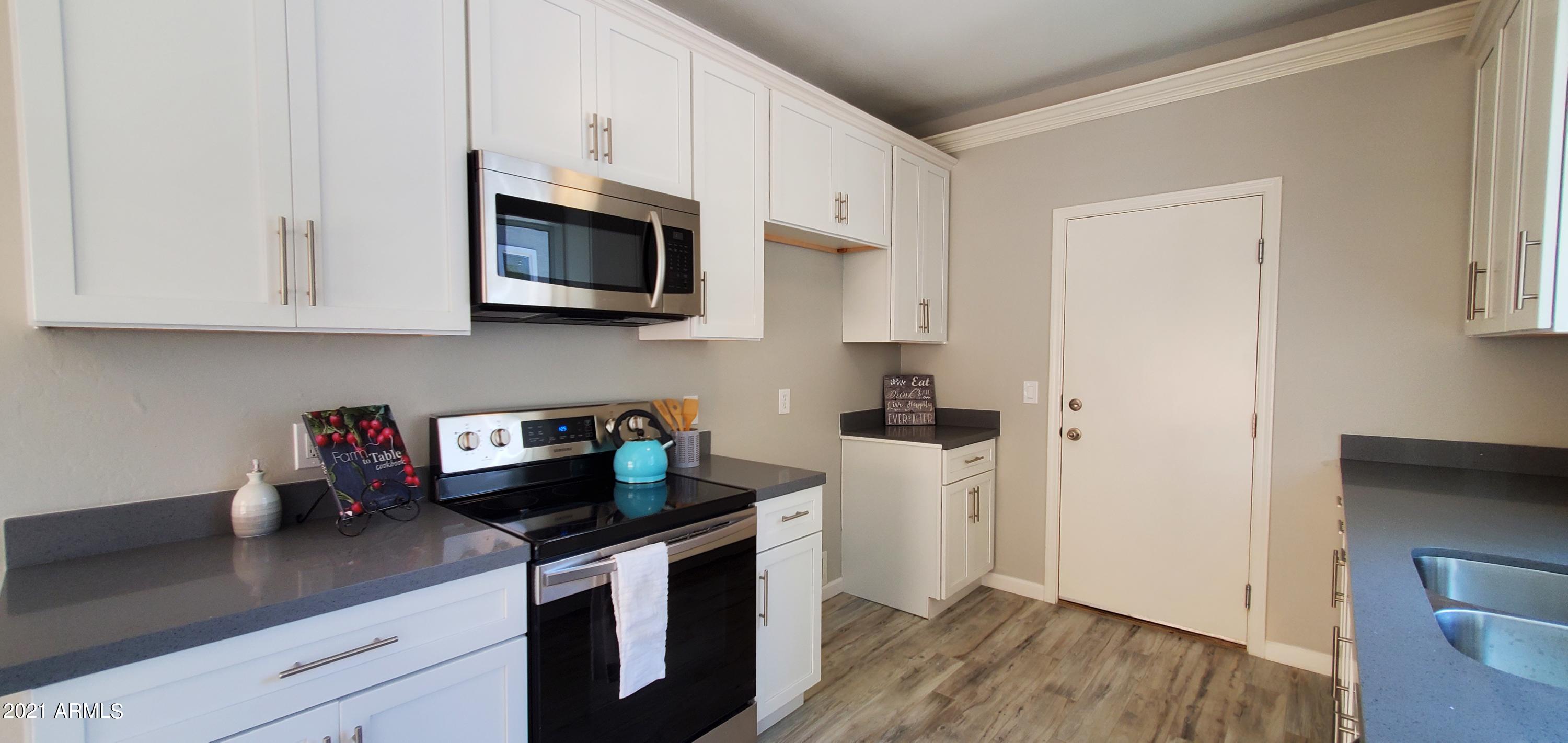 4218 West Carter Road Phoenix, AZ 85041 - Photo 10 of 26 Kitchen