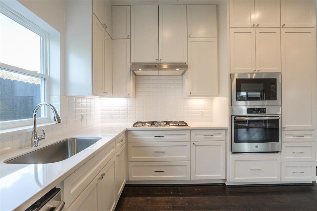 7714 Jacquelyn Oaks Road Houston, TX 77055 - Photo 7 of 19 Kitchen second view **Photos are from previous listing**